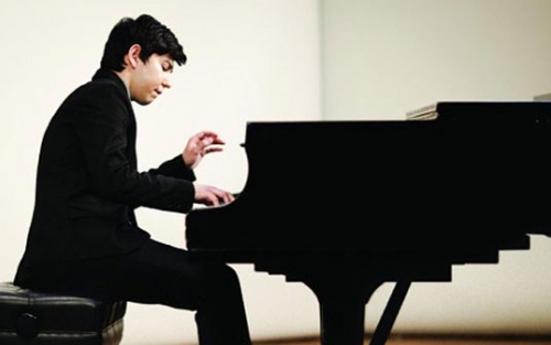 Concierto de la Real Filharmonía de Galicia acompañada por el pianista Behzod Abduraimov, en Pontevedra