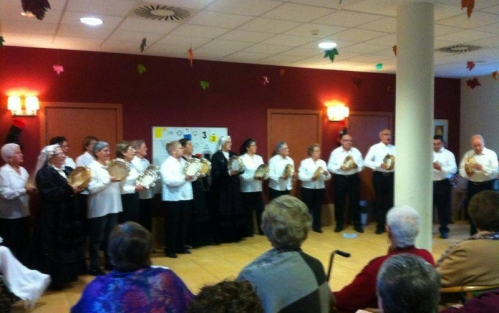 Actuación del grupo Musical del Centro de Mayores de Santiago A Zanfona 