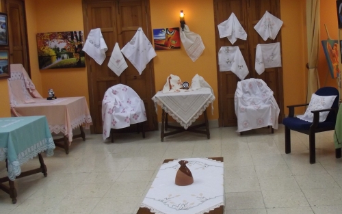 Exposición de bordado y pintura en el CM Pontedeume