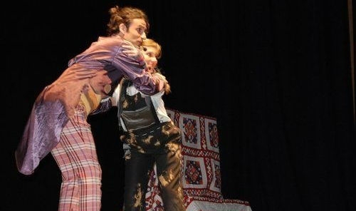 «A nena e o grilo no país das apertas» na Coruña «A nena e o grilo no país das apertas» na Coruña