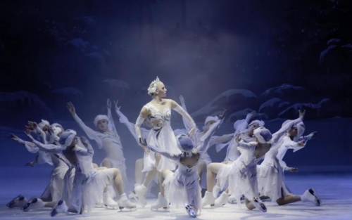 IMPERIAL ICE STARS. El lago de los cisnes sobre hielo