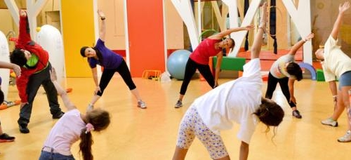 Actividad física intergeneracional. Centro de Mayores de Viveiro