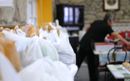 Recogida de alimentos en el Espazo +60 Ferrol a favor de la Cocina Económica.