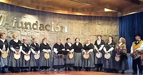 Actuación del Grupo de Canto Tradicional e Pandeiretas del Espazo +60 Lugo en el Centro de Día Abrite