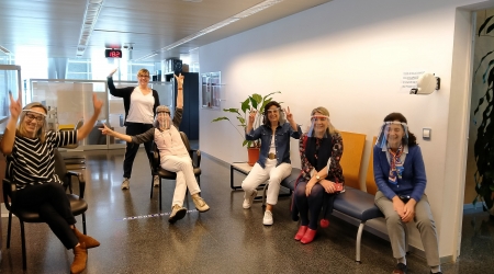 A vida contin&uacute;a. Autora: Charo Fern&aacute;ndez Cabaleiro. Foto sacada el 28 de abril en el Servizo de Prestaci&oacute;ns de la Xunta de Galicia en Vigo. Por nuestra condici&oacute;n de servicio esencial, los pensionistas cobraron puntualmente