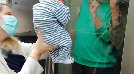 Xoanci&ntilde;o. Autora: Marta Rivadulla L&oacute;pez. Mis padres ten&iacute;an ya 5 nietos cuando naci&oacute; Xo&aacute;n (el 31 de marzo, en pleno confinamiento). En la foto se ve el momento exacto en que Xo&aacute;n y sus abuelos se vieron por pr