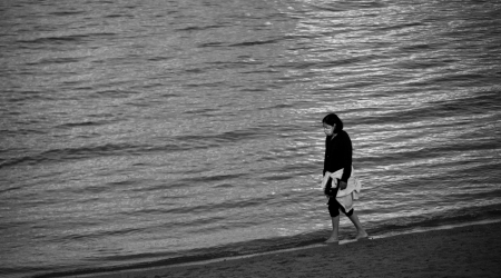 Sentir el roce del agua en los pies. Autor: Paco Mu&ntilde;oz Regueira. Son los primeros paseos en Riazor tras los duros momentos de confinamiento. Deambular por la orilla del mar, sentir el agua en los pies. Peque&ntilde;os detalles tan valiosos