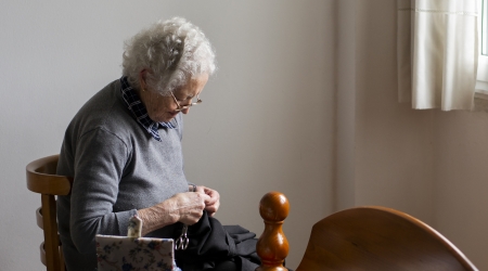 Costureira en tempos de confinamento. Autora: Sara L&oacute;pez Temes. Durante el confinamiento, mi abuela retom&oacute; una de sus pasiones: la costura. Sumida en una tranquilidad absoluta, se pasaba las horas cosiendo y remendando su ropa. Una y ot
