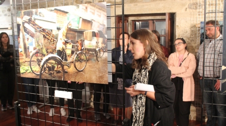 Imaxe da exposición en Santa Comba con Vanesa Sende guiando