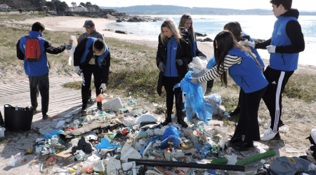 Limpeza da praia de Area da Cruz. O Grove