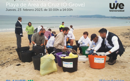 Limpeza de areais na praia de Area da Cruz no Grove con alumnado de UIE