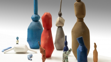 Emilia Guimer&aacute;ns, Serie Tubarros, 1996 -  2022, barro vermello, porcelana, &oacute;xidos e pigmentos, medidas variables.