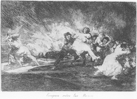 Escapan entre las llamas