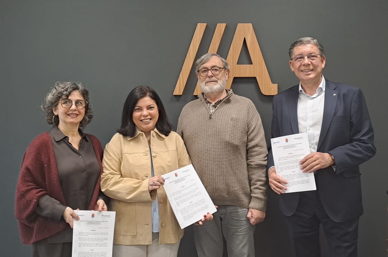 ABANCA y Afundación firman con el Concello de A Pobra de Trives un convenio para mostrar «Arte e humor.  Antonio Mingote»