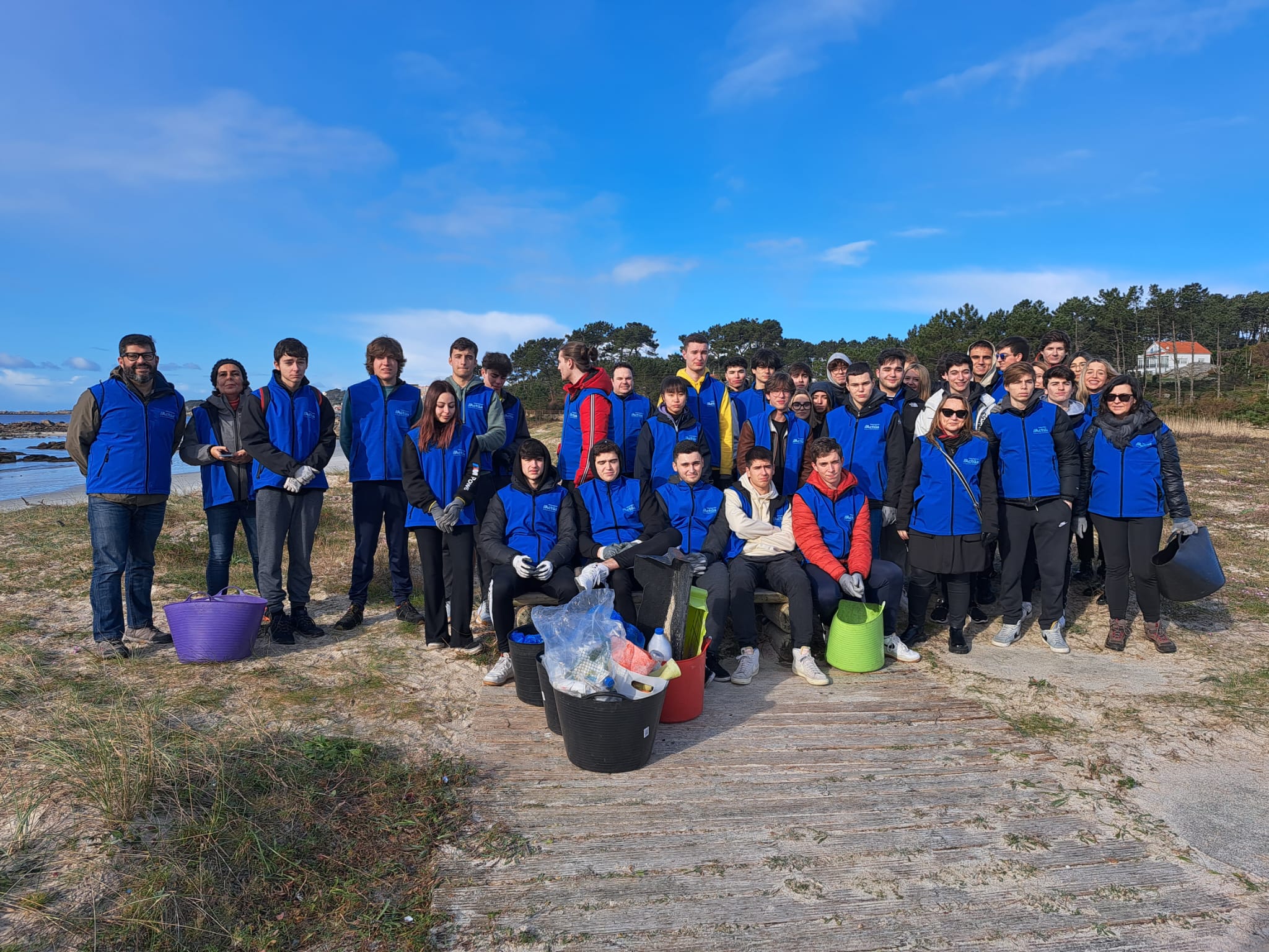 Más de 100 personas voluntarias convocadas por Afundación retiran 300 kilos de residuos en Area da Cruz y Raeiros