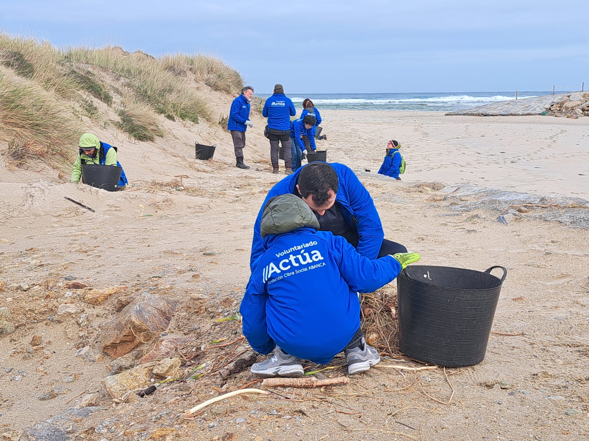 El voluntariado de Afundación retira unos 250000 pélets y 1500 bastoncillos de las playas carballesas de Baldaio y Razo