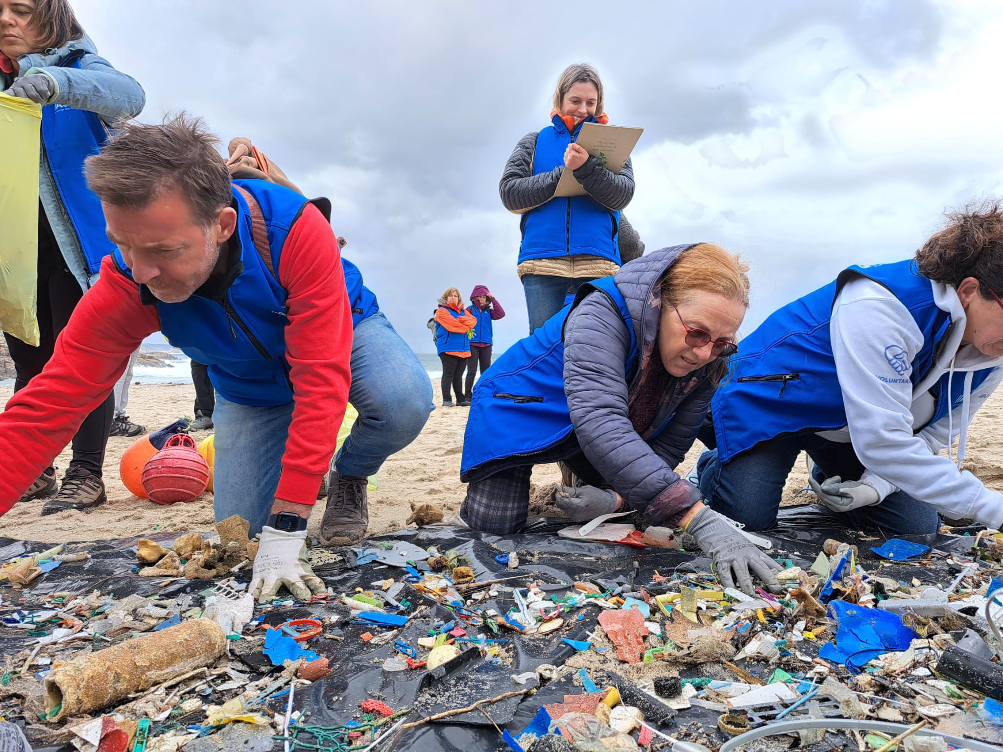 Las playas de Burela tienen 300 kilos menos de residuos tras la limpieza simultánea promovida por Afundación