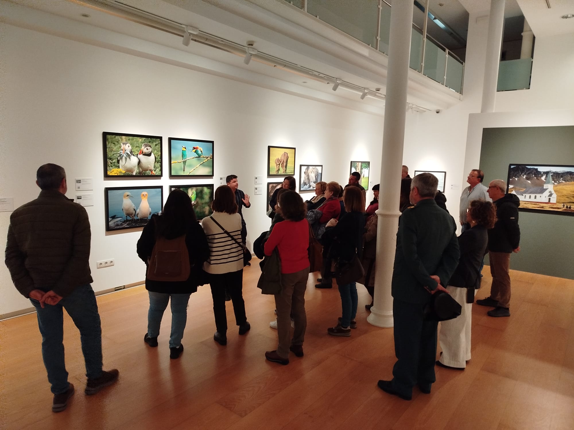 Más de 120 personas participan cada día en una visita guiada a una exposición organizada por Afundación en Galicia Más de 120 personas participan cada día en una visita guiada a una exposición organizada por Afundación en Galicia