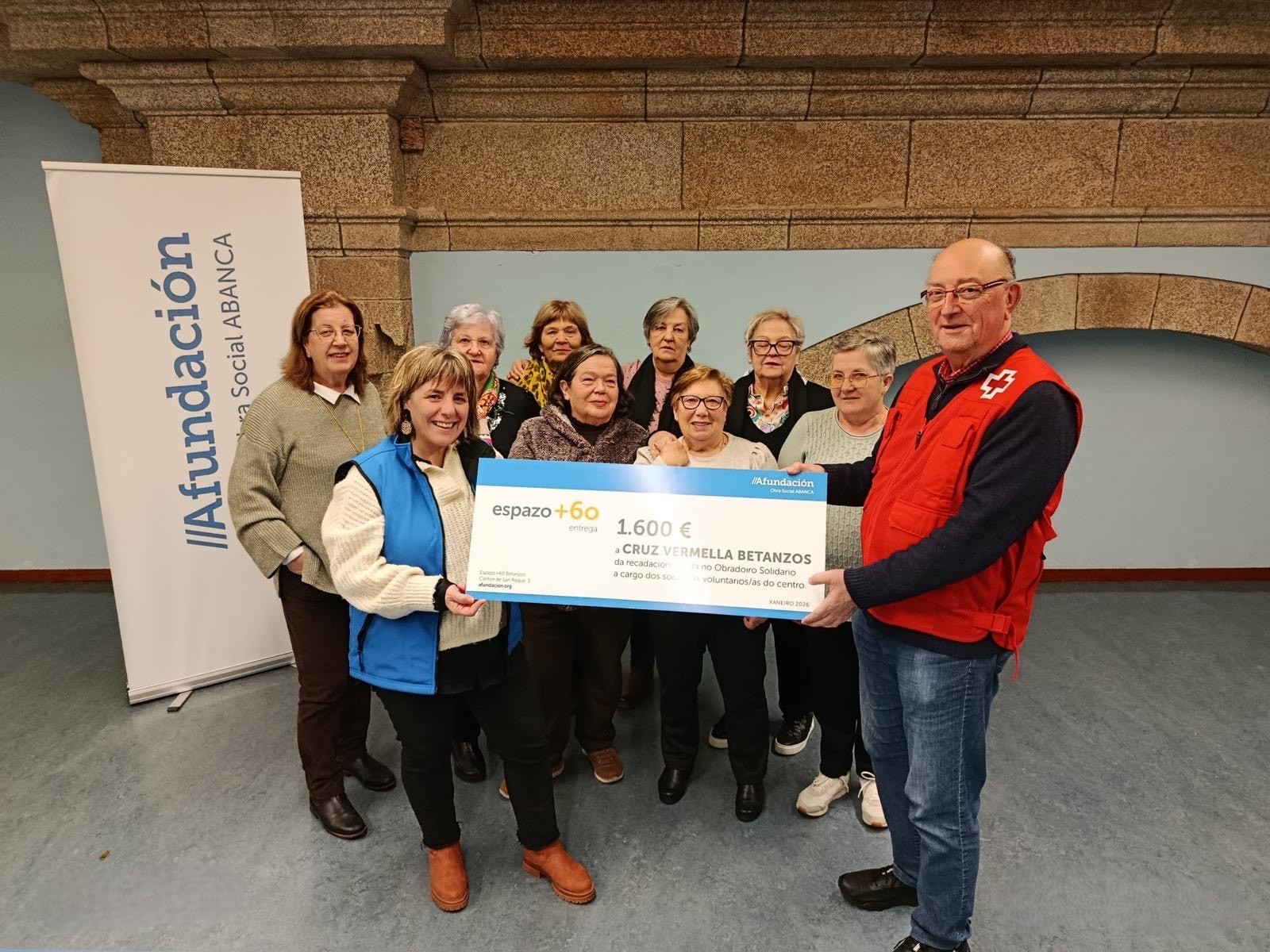 El Espazo +60 Afundación de Betanzos entrega la recaudación de su tienda solidaria a la Cruz Roja de Betanzos