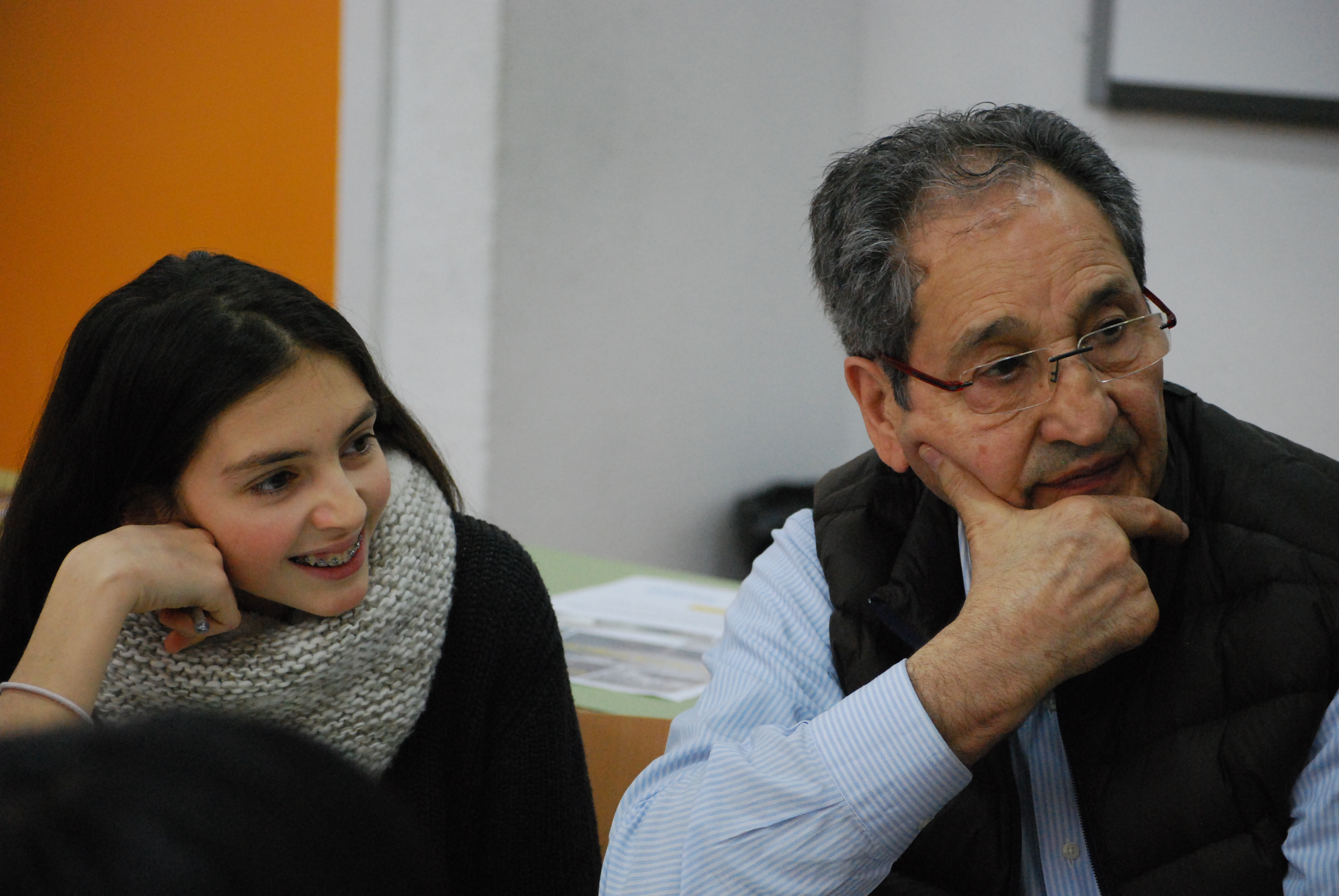 Estudantes de Santiago participan na X edición do proxecto interxeracional de Afundación «Fálame da emigración»