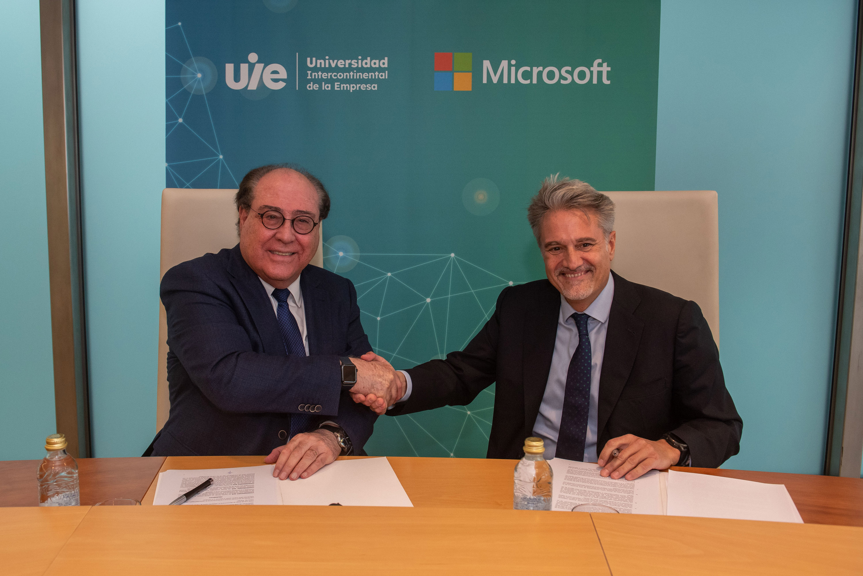 La Universidad Intercontinental de la Empresa (UIE) y Microsoft firman una alianza para capacitar y certificar a sus estudiantes