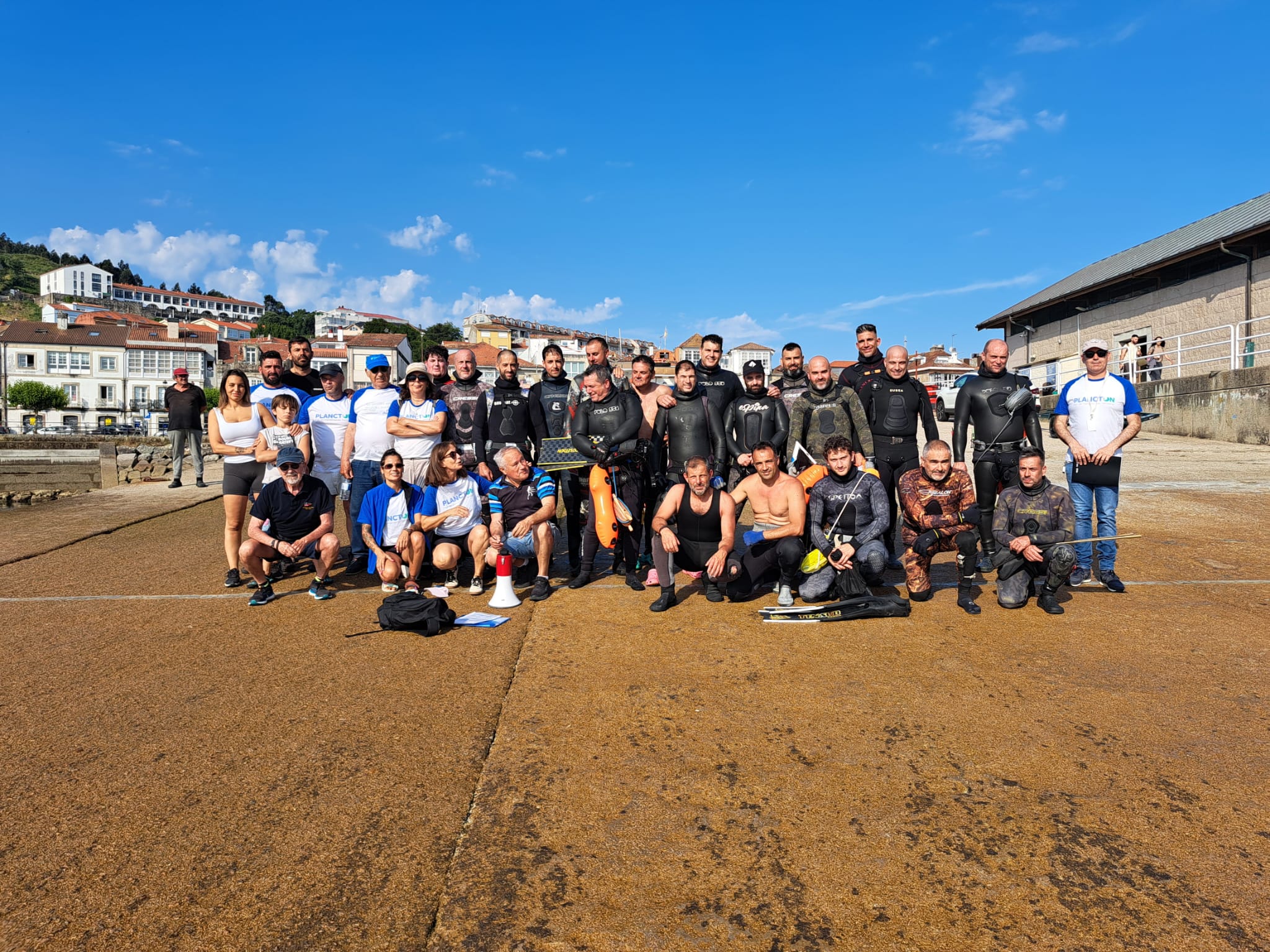 Mergulladores voluntarios convocados por Afundación retiran máis dunha tonelada de lixo mariño dos fondos de Baiona