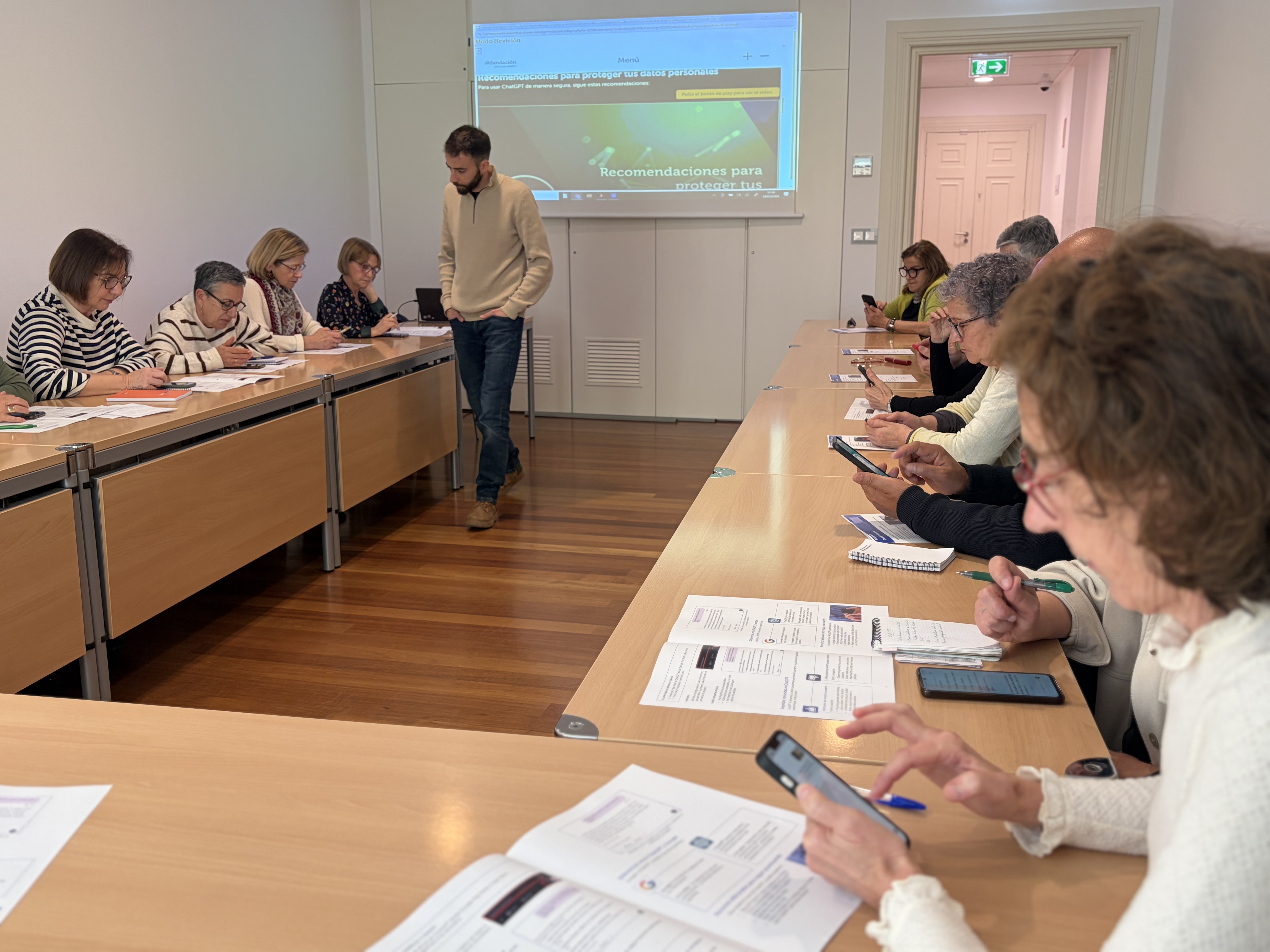 Afundación promove un ciclo de conferencias sobre IA impartidas por un voluntario sénior do seu Espazo +60