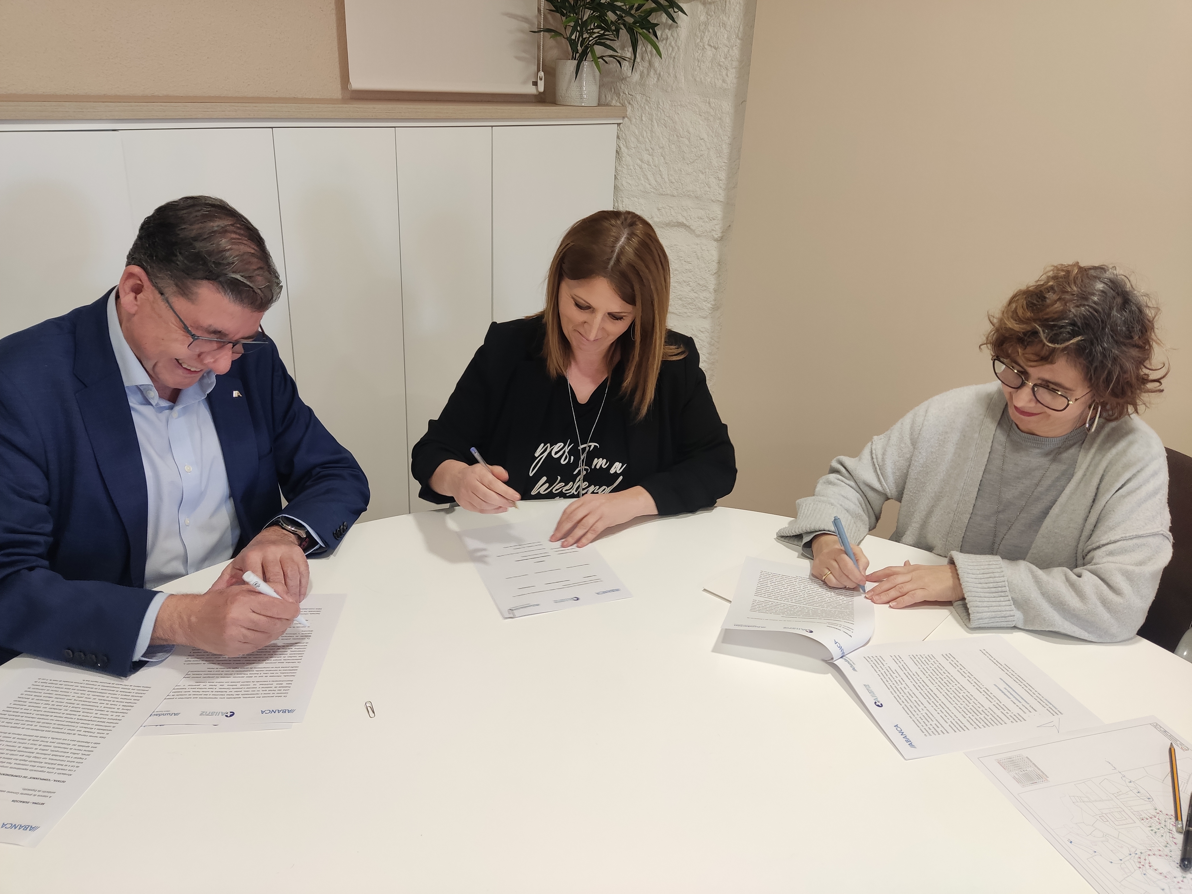 Afundación, ABANCA y el Concello de Allariz firman un convenio para exponer «Castelao grafista (facsímile)» Afundación, ABANCA y el Concello de Allariz firman un convenio para exponer «Castelao grafista (facsímile)»