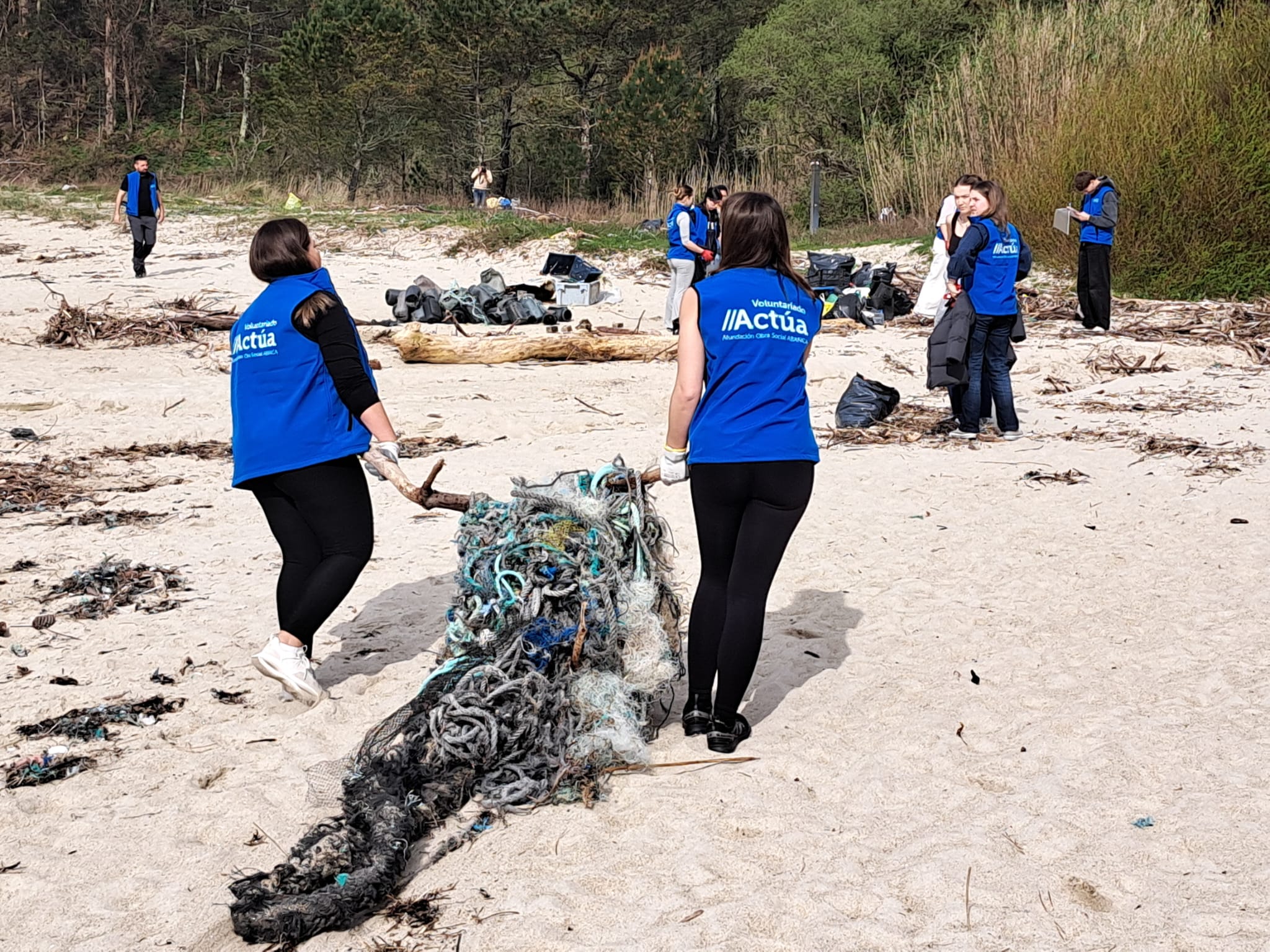 A comunidade educativa da UIE retira máis de 350 quilos de lixos mariños, a maioría plásticos, na praia de Ventín en Muros