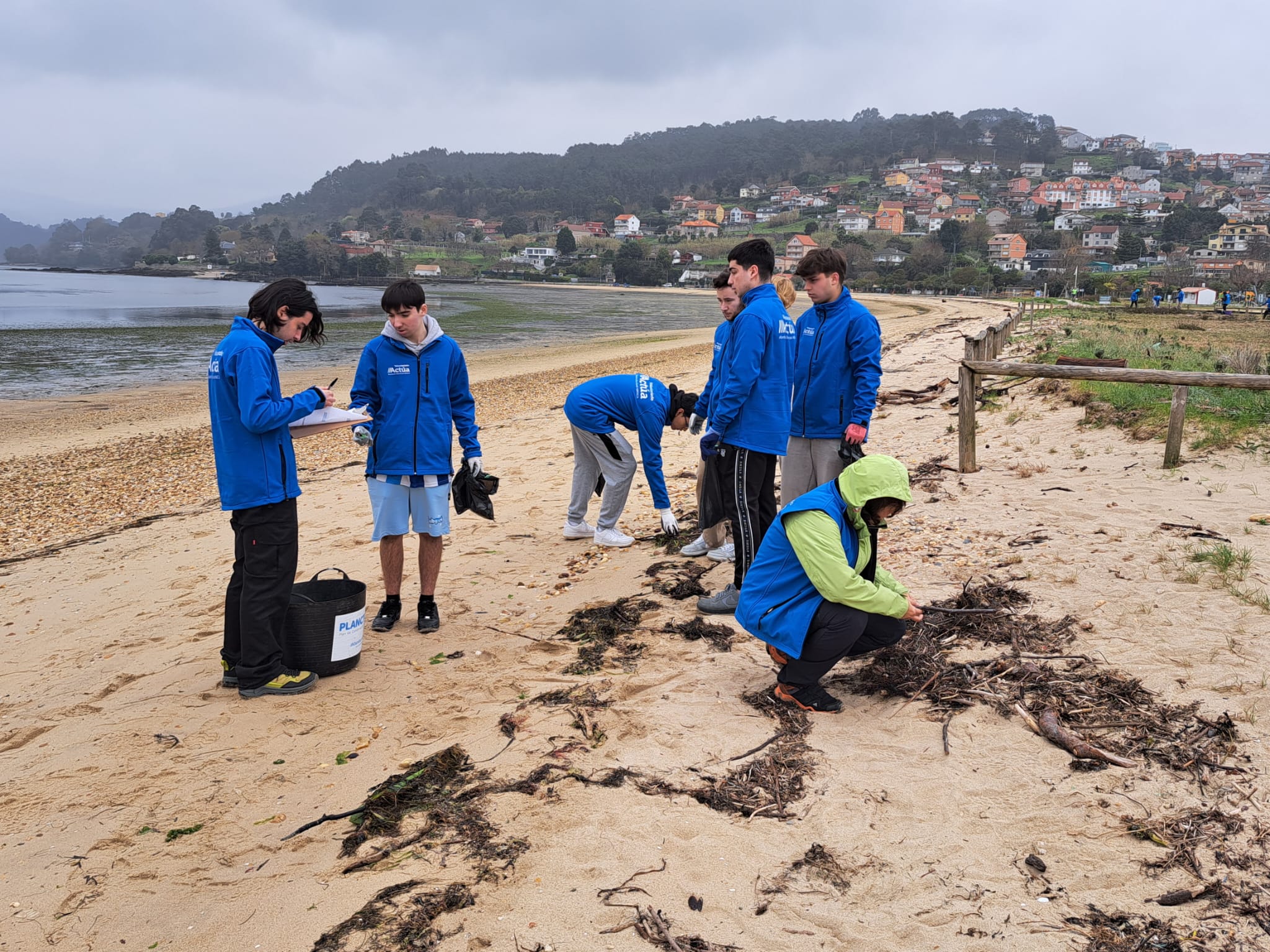 Más de 1000 bolsas y envoltorios y 2300 trozos de plástico entre los casi 140 quilos de basura marina retirados por el voluntari