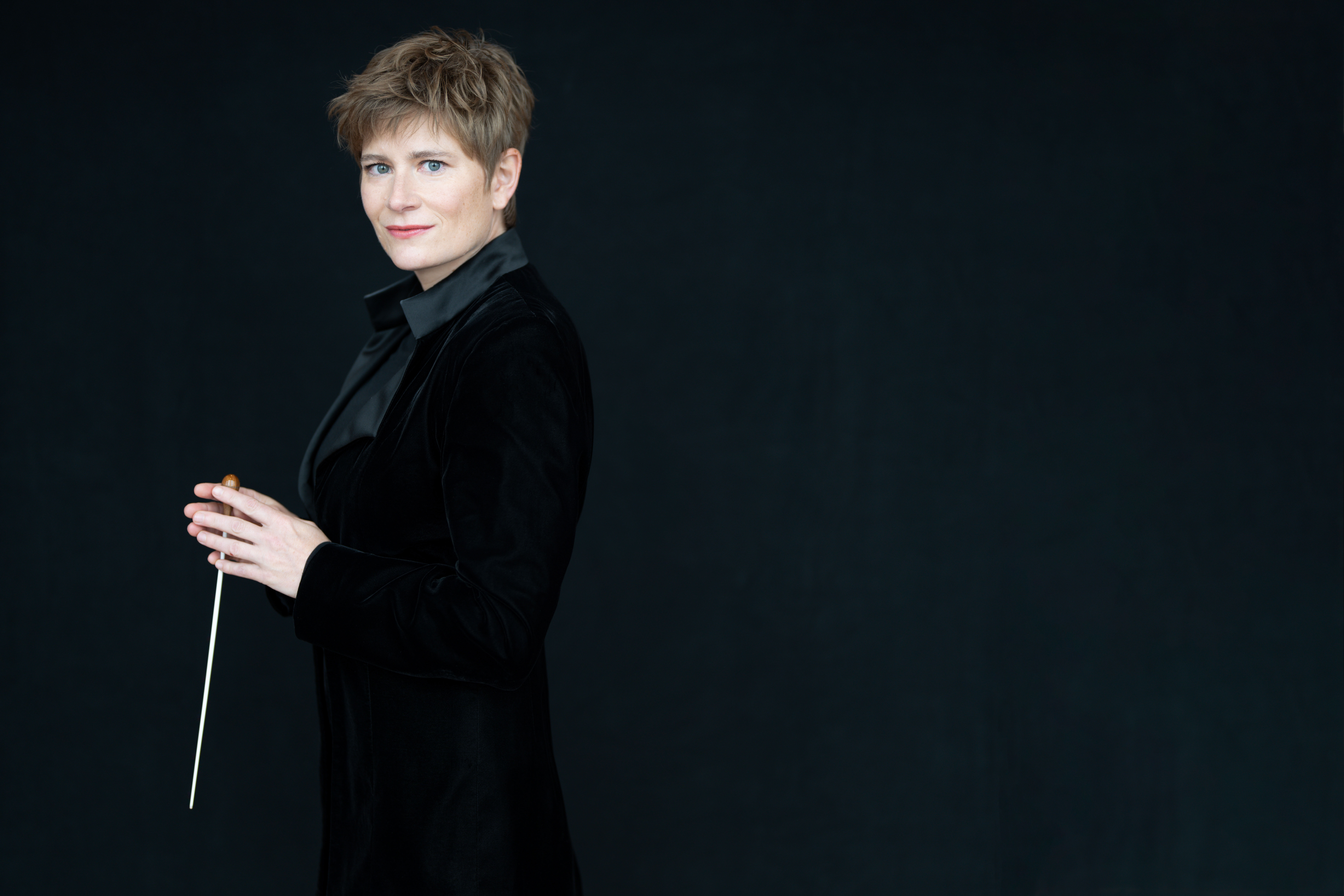 La directora Anja Bihlmaier, una de las más reconocidas en Europa en los últimos años, dirige a la Orquesta Sinfónica de Galicia