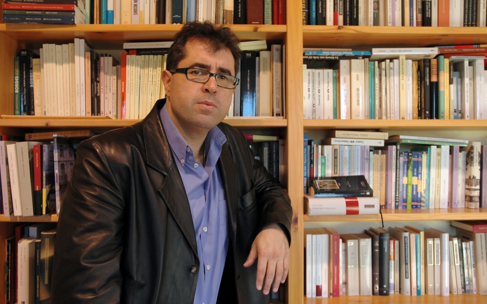 Xosé Carlos Caneiro vuelve a Ébora en su última novela, Paraíso