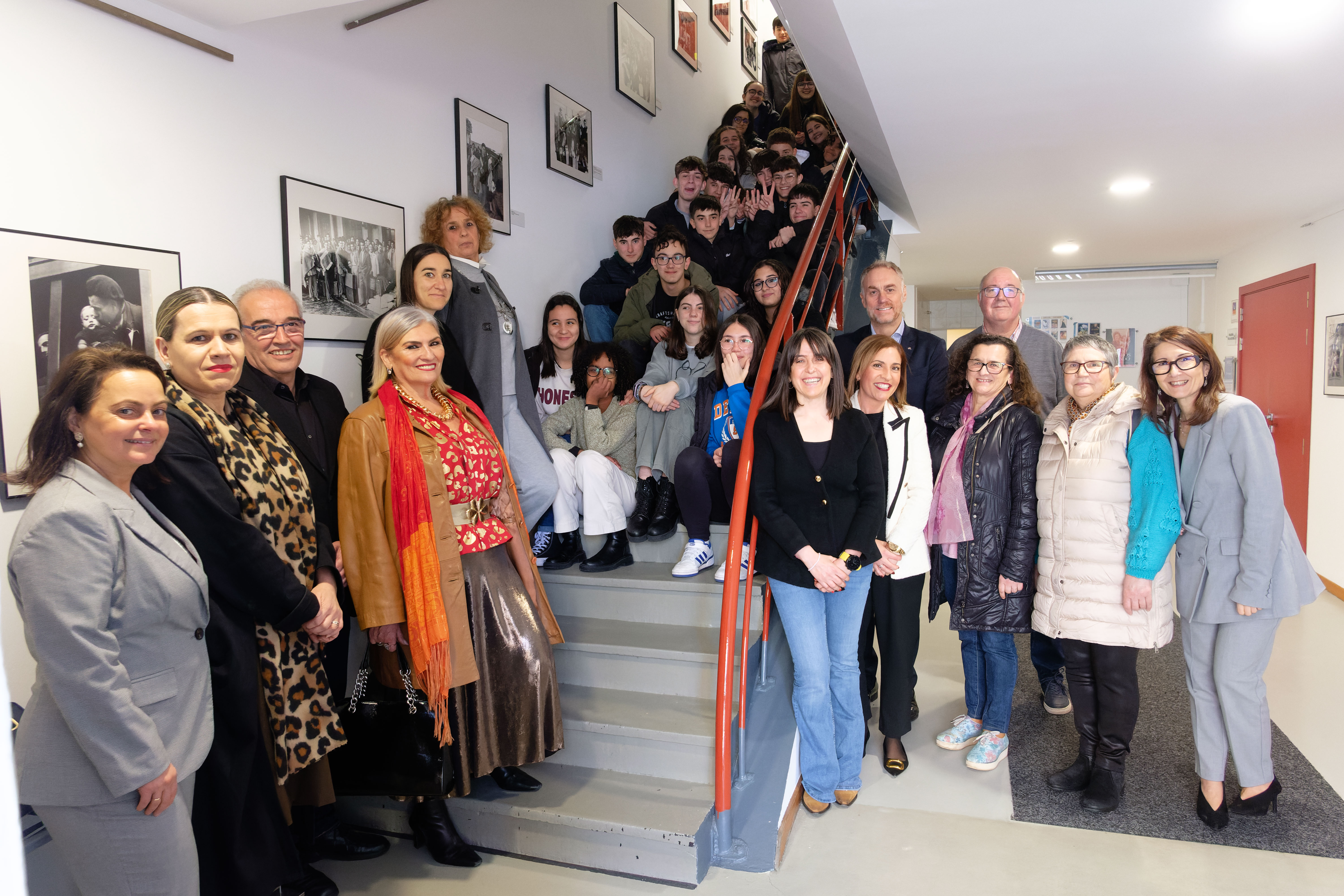 Protagonistas emigrantes relatan a escolares la historia de las fotos de la muestra «Nós tamén fomos emigrantes» en As Pontes